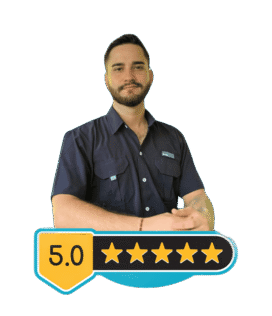 Foto de Randall, guía turístico en Costa Rica, recomendando el tour de granja de Tuete Farm Tours en La Fortuna.